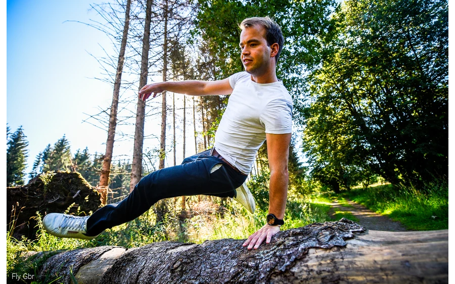 Man springt über ein Baum