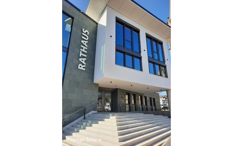 Rathauseingang (Thomas Schöne).jpg