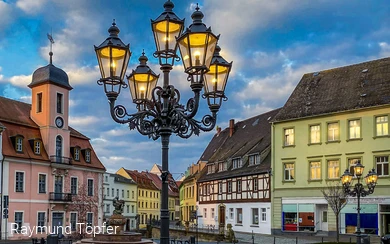 Blick vom Marktplatz Wurzen auf Altes Rathaus, Ringelnatzbrunnen und Liegenbank