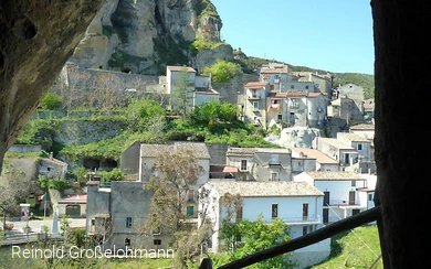Blick aus einer Höhle in Pietrapaola