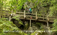 Brücke am Felsen