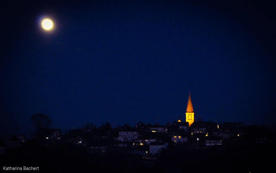 Hirschberg bei Nacht