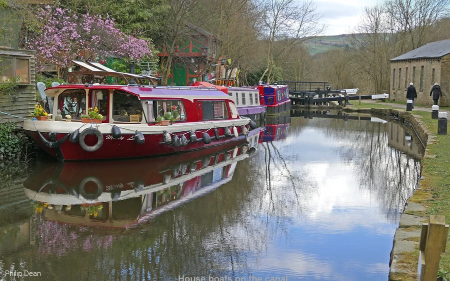Hausboot auf einem Kanal