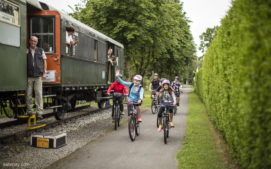 Radfahren Möhnetalradweg, alter Bahnwagon
