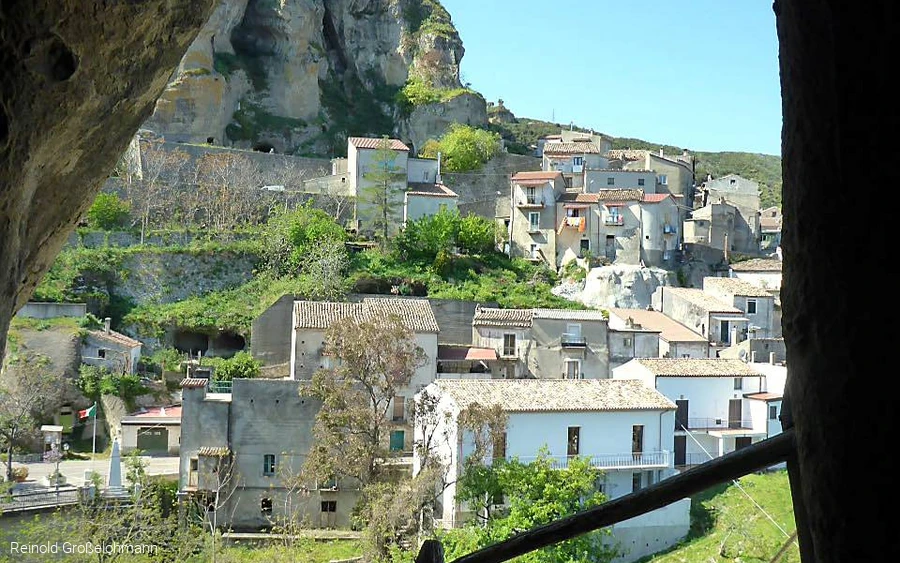 Blick aus einer Höhle in Pietrapaola