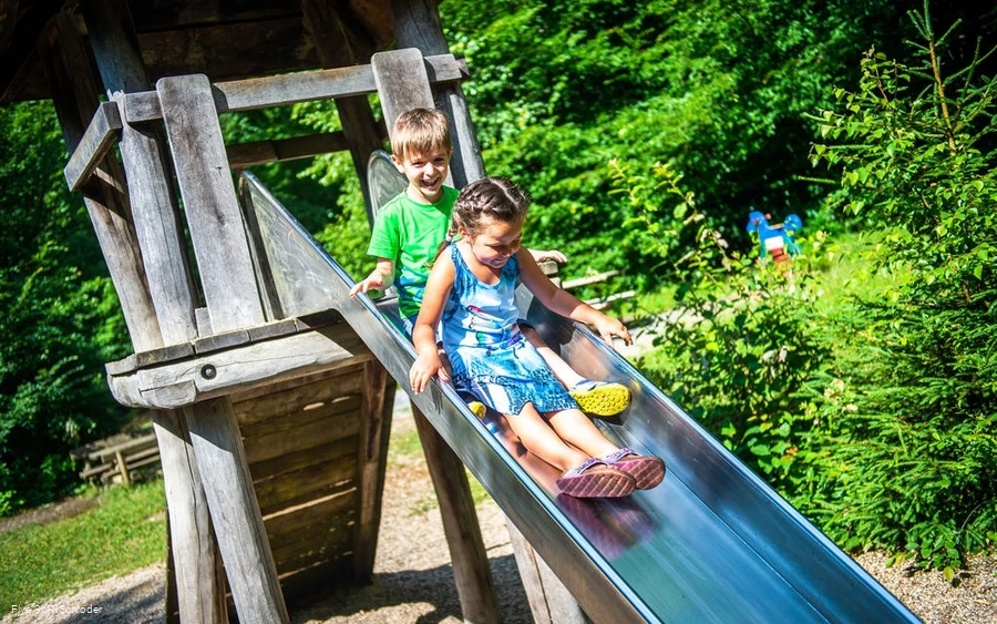 Kinder rutschen Kinder rutschen