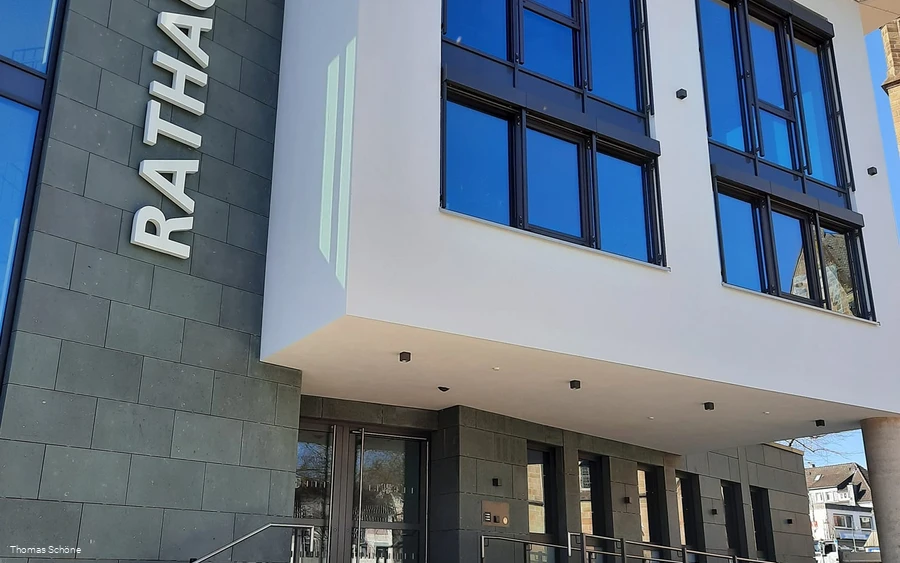 Rathauseingang (Thomas Schöne).jpg