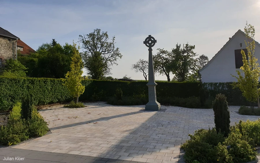 Schöpferkreuz an St. Barbara Kirche