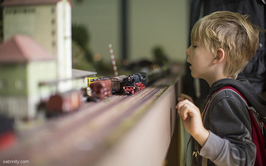 Miniatureisenbahn begeistert Junge